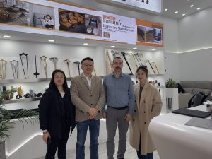 B2B supplier meeting with international flight case client